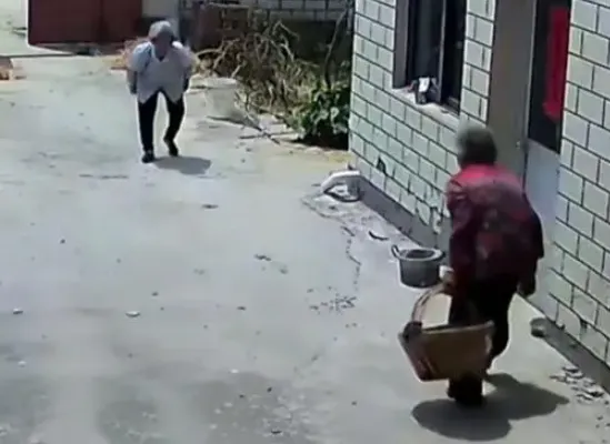 ▲▼80多歲奶奶和閨密每天見面。(圖/翻攝自微博)