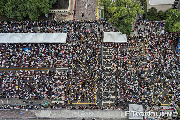 ▲立法院續審國會改革法案,濟南路聚集大量抗議民眾。(圖/記者林敬旻攝)