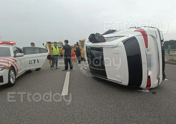 ▲國道賓士邁巴赫挨撞,親友再開一台接回壓驚。(圖/記者楊永盛攝)