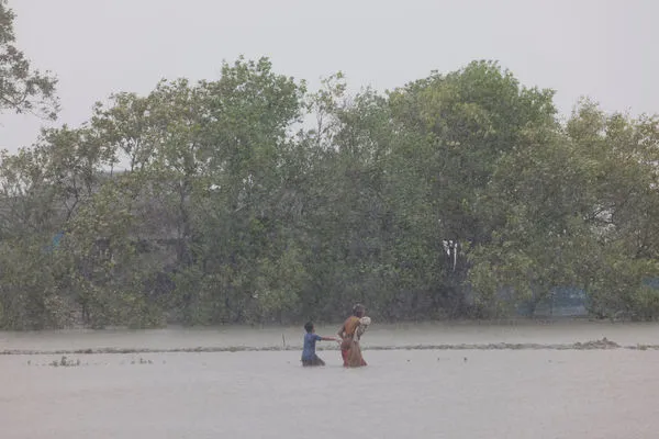 ▲▼ 強烈熱帶氣旋雷馬爾(Remal)26日登陸孟加拉,帶來狂風豪雨。(圖/路透)