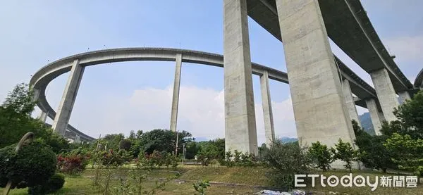 ▲橋聳雲天綠雕園區今年新公告為禁菸所。(圖/記者高堂堯攝)