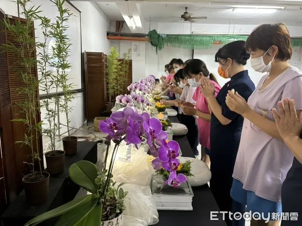 ▲移民署南投收容所與慈濟基金會合辦百人浴佛活動。(圖/移民署南投收容所提供,下同)