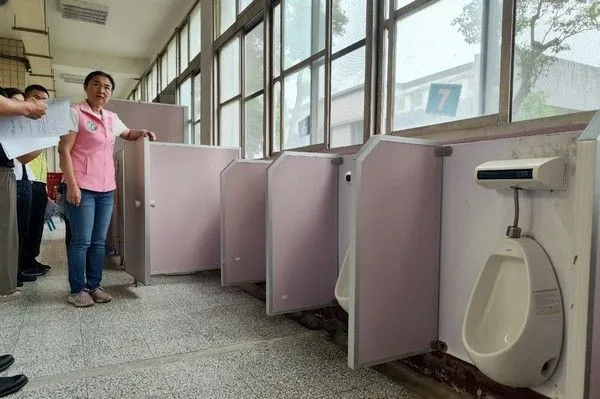 ▲幼兒園廁所設在走廊