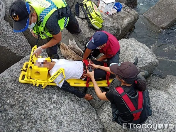 ▲枋山消防分隊楓港漁港救援 。(圖/記者陳崑福翻攝)