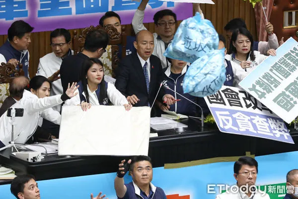 ▲立法院長韓國瑜主持「立法院職權行使法部分條文修正草案」三讀,遭民進黨立委丟「垃圾」。(圖/記者林敬旻攝)