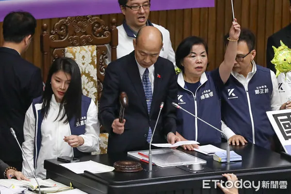 ▲立法院長韓國瑜主持「立法院職權行使法部分條文修正草案」三讀,敲捶通過。(圖/記者林敬旻攝)