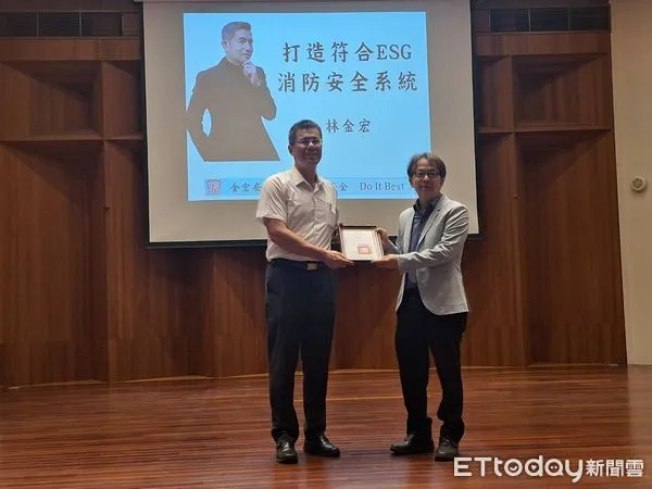 ▲台南市消防局第七大隊、台南市安平產業園區廠商協進會、台南市消防之友會第七辦事處、南晃交通器材工業股份有限公司, 共同辦理「消防ESG介紹及應用」講習課程。(圖/記者林東良翻攝,下同)