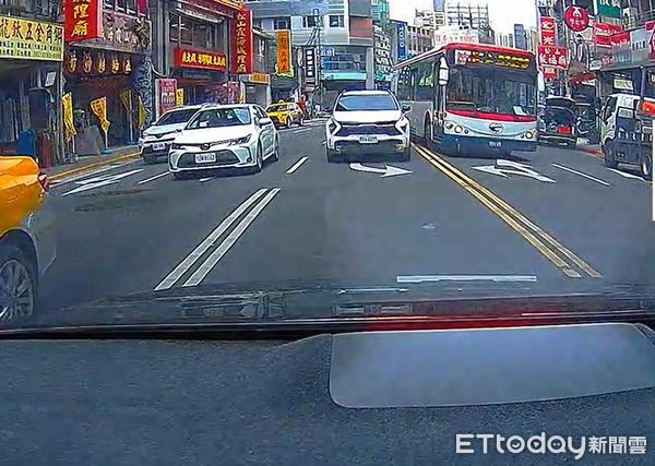 ▲▼公車運將不等左轉燈直接逆向超車,再擠回原本左轉車道。(圖/記者邱中岳翻攝)