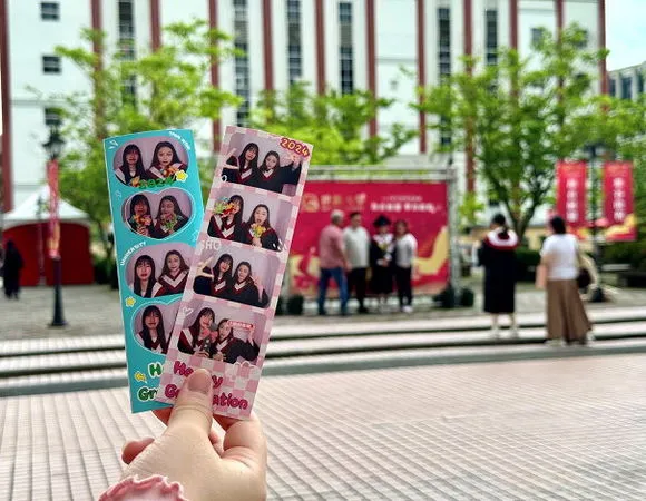 圖一:世新大學準備專屬拍貼機,為畢業生留下珍貴的「人生四格」照。(圖/世新大學提供)