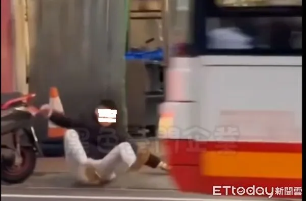 ▲2男跌跌撞撞在路旁,遭旁人誤為酒醉或吸毒。(圖/記者楊熾興翻攝)