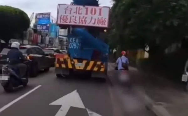 ▲▼神風特攻硬擠混泥土車右側超車 網「看來只能中午出門」。(圖/翻攝自記者爆料網)
