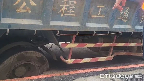 ▲大里出現路面凹陷。(圖/市議員江和樹提供)
