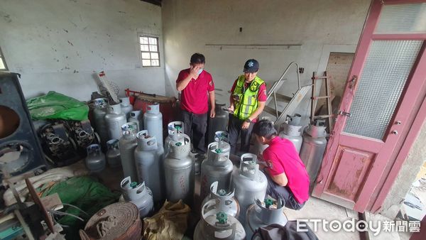 ▲新園消防分隊查獲逾期瓦斯鋼瓶 。(圖/記者陳崑福翻攝)