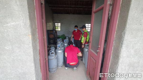 ▲新園消防分隊查獲逾期瓦斯鋼瓶 。(圖/記者陳崑福翻攝)