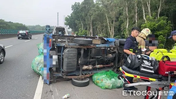 ▲台南市歸仁區台86線14.4公里處往西,7日上午7時29分許,發生一起小貨車翻覆車禍。(圖/民眾提供,下同)