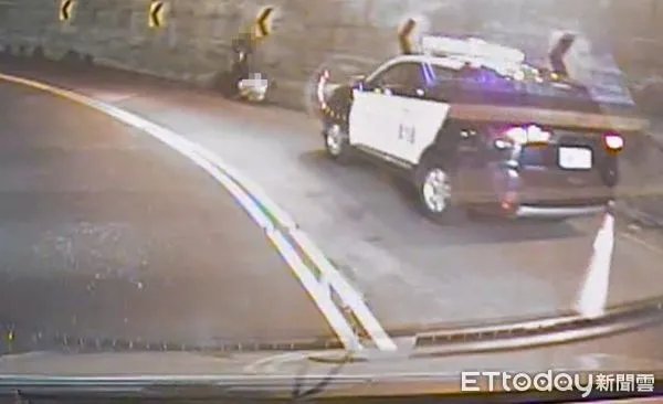 ▲▼ 台18線觸口隧道自摔 。(圖/記者翁伊森翻攝)