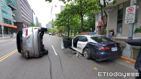▲北市內湖一輛休旅車撞警車後翻覆。(圖/記者黃彥傑攝,下同)