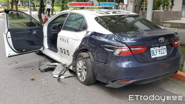 ▲北市內湖一輛休旅車撞警車後翻覆。(圖/記者黃彥傑攝,下同)