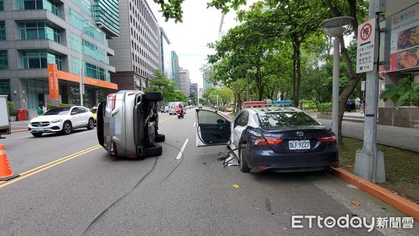 ▲北市內湖一輛休旅車撞警車後翻覆。(圖/記者黃彥傑攝,下同)