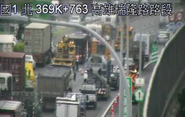 ▲▼國1北向高雄瑞隆路段,2台大貨車與一輛聯結車車禍 。(圖/翻攝高速公路1968)