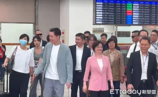 ▲▼大陸演員胡歌(左)、上海台辦主任鍾曉敏(中)今天上午來台,台北市觀傳局長王秋冬(右)也陪同在旁。(圖/ETtoday攝影中心攝)