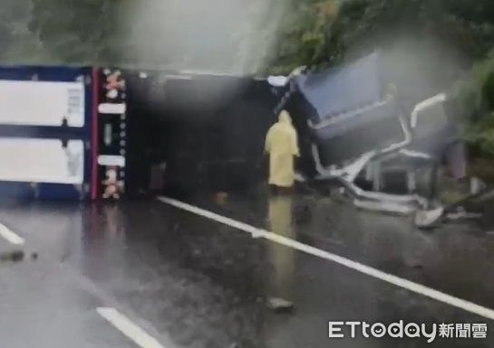 ▲▼ 國道3號北上153公里發生大車側翻事故。(圖/記者楊永盛翻攝)