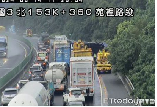 ▲▼ 國道3號北上153公里發生大車側翻事故。(圖/記者楊永盛翻攝)