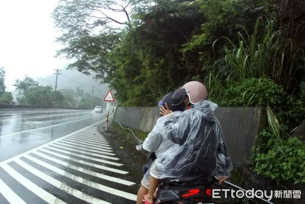 ▲員警幫忙購買汽油幫助民眾能順利上學。(圖/記者楊漢聲翻攝)