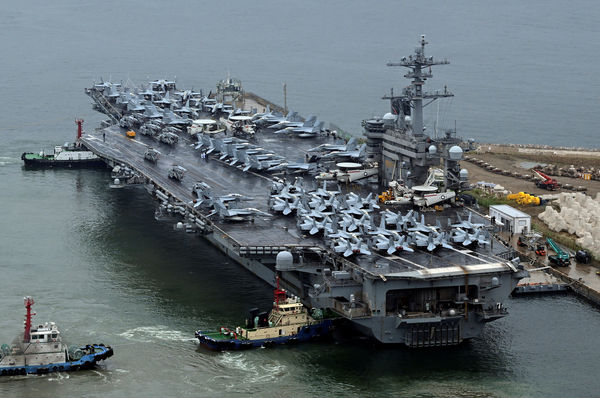 ▲▼ 美國核動力航母羅斯福號(USS Theodore Roosevelt,CVN-71)22日抵達南韓釜山海軍港口。(圖/路透)