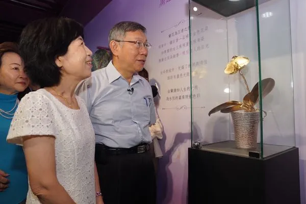 ▲▼民眾黨主席柯文哲到台南六甲蘭都觀光工廠,妻子陳佩琪一旁陪同。(圖/民眾黨提供)