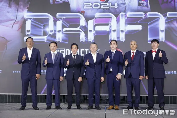 ▲▼中華職棒新人球員選拔會,六隊總教練左起陳金鋒、洪一中、平野惠一、會長蔡其昌、林岳平、古久保健二、葉君璋。(圖/記者湯興漢攝)