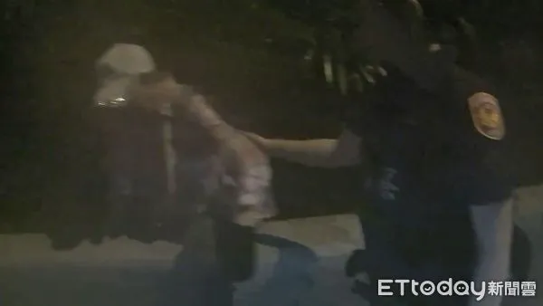 ▲汐止一婦人因迷途騎Ubike單車誤闖國道。(圖/記者張君豪翻攝)