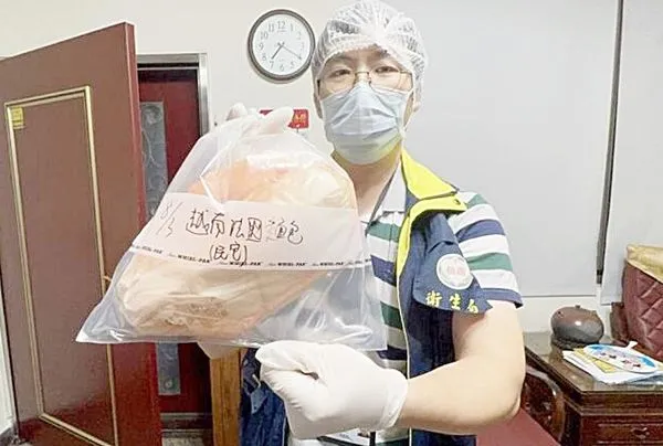 ▲桃園市衛生局稽查人員去年在中壢區忠貞市場某法國麵包攤商稽查,採集法國麵包食材等樣本。(資料照/桃市衛生局提供)