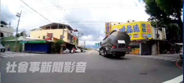 ▲曳引車臨停萬丹鄉成功街二段和和平東路口 。(圖/翻拍社會事新聞影音)