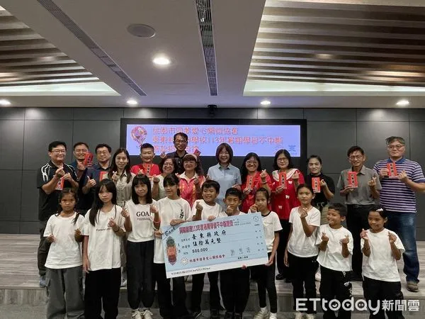 ▲桃園市圓夢愛心關懷協會,捐贈50萬元給台東10所學校舉辦暑假學習營。(圖/記者楊漢聲翻攝)