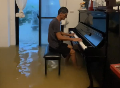 凱米來襲家中淹水！台南「水上鋼琴師」苦中作樂　彈奏唯美畫面曝　