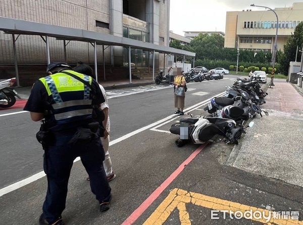 ▲警方將傷者送醫,並登錄受損車輛車主資料。(圖/桃園警分局提供)