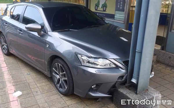 ▲車輛並在撞擊樑柱後才停下。(圖/桃園警分局提供)