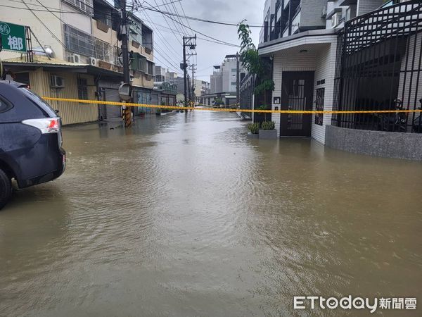▲▼ 台南下暴雨,市區現況曝光 。(圖/記者林東良翻攝)