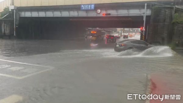 ▲▼ 台南下暴雨,市區現況曝光 。(圖/記者林東良翻攝)