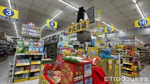 ▲▼ 台南,小北百貨,立體停車場, 。(圖/記者張雅雲攝)