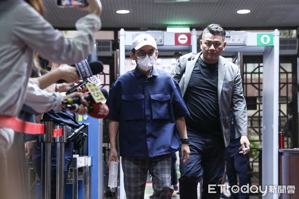 ▲黃子佼持有少女性愛片北院出庭。(圖/記者林敬旻攝)