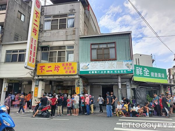 ▲彰化不二坊蛋黃酥排隊人龍再現。(圖/記者唐詠絮翻攝)