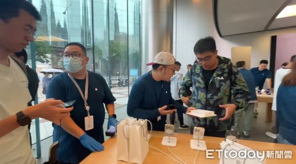 ▲▼  蘋果、華為新機三折疊機           。(圖/記者任以芳攝)