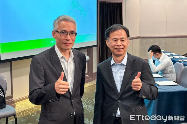 ▲達明機器人董事長何世池(右)及總經理陳尚昊合影。(圖/記者楊絡懸攝)