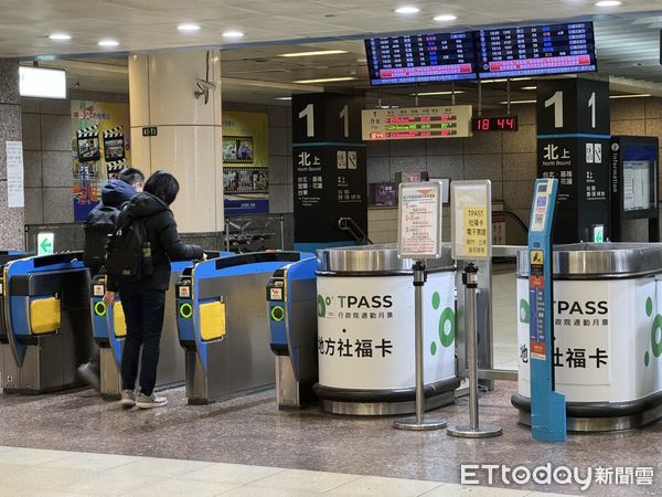 ▲▼台鐵,閘門,TPASS,旅客,驗票。(圖/記者李姿慧攝)
