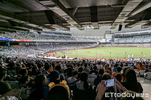 ▲統一獅潘威倫引退賽,大巨蛋湧入滿場球迷觀賽。(圖/記者林敬旻攝)
