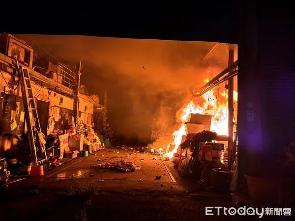 ▲▼台南倉庫全面燃燒。(圖/民眾提供)