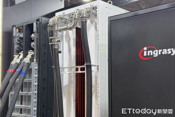 ▲鴻海科技日亮相輝達GB200 AI伺服器機櫃、水對氣及水對水的水冷機櫃。(圖/記者楊絡懸攝)