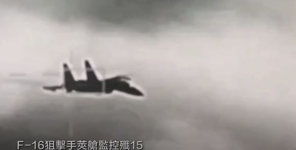 ▲▼ F-16狙擊手萊艙監控殲15。(圖/國防部提供)